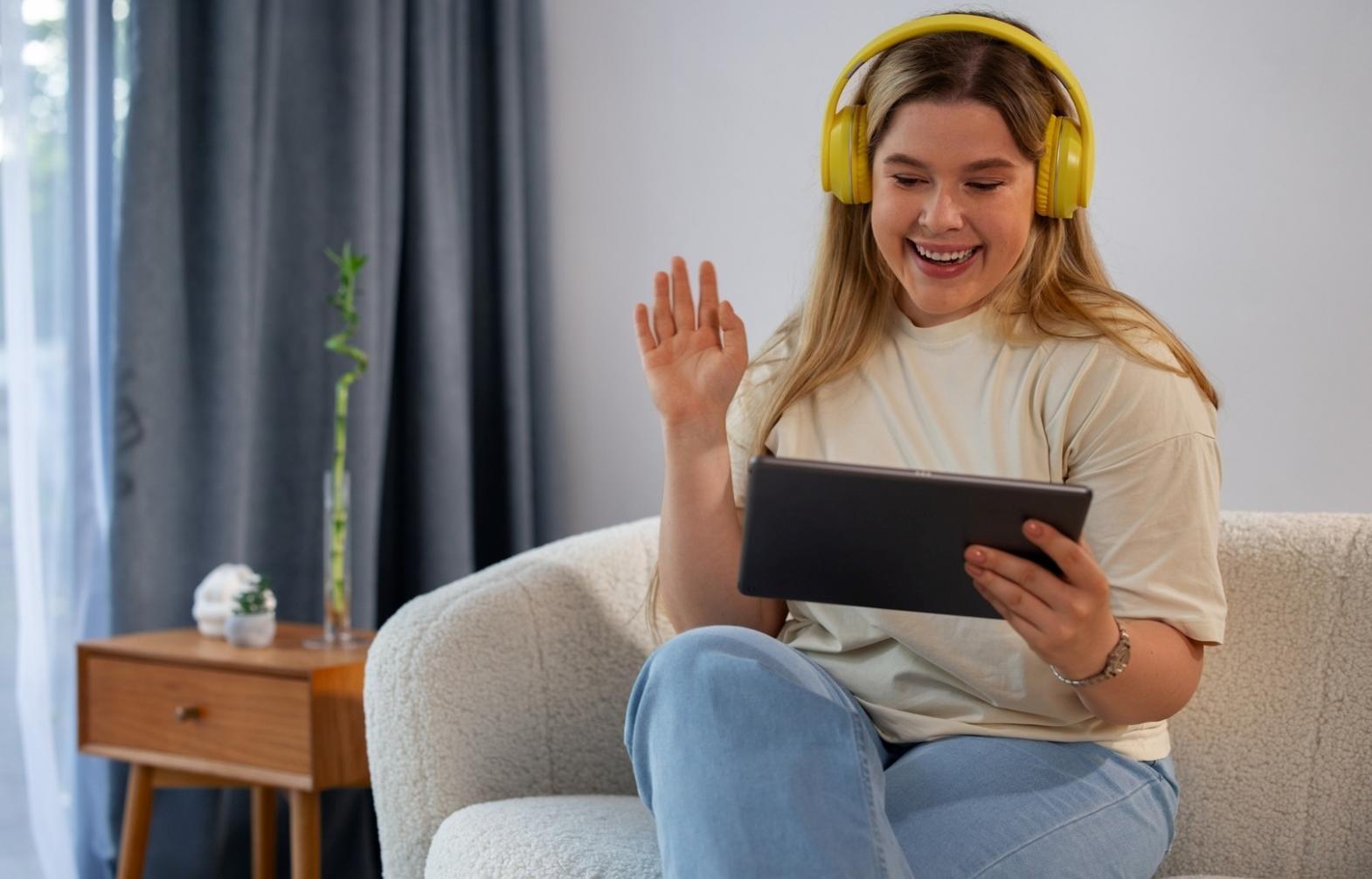 Vue sur un espace de travail moderne avec documents financiers