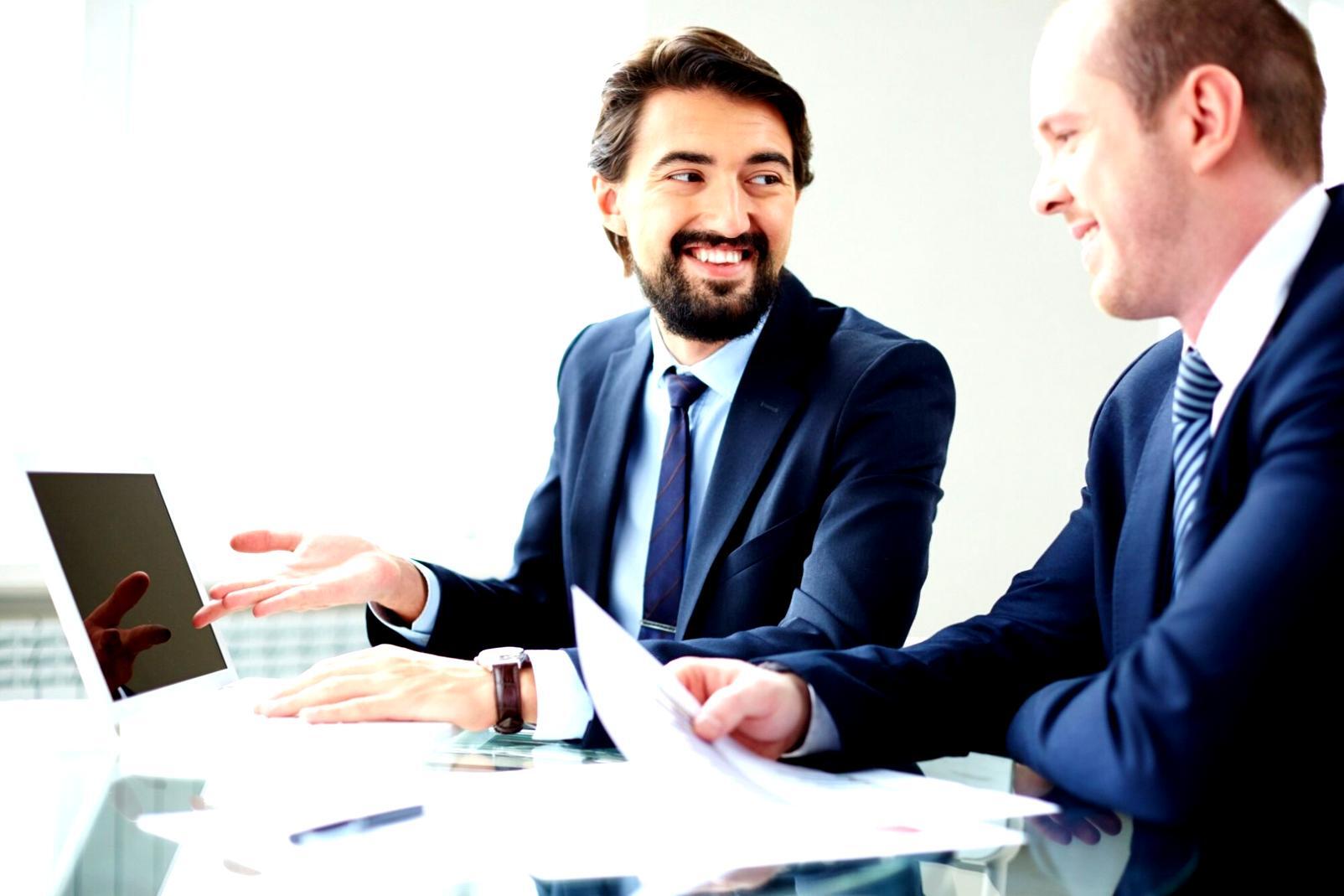 Espace de travail avec documents financiers et analyses stratégiques